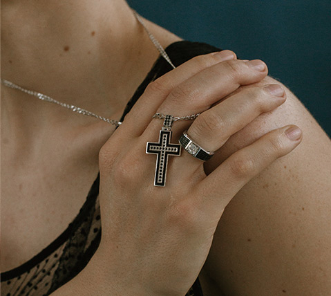 Женский нательный крестик: символ веры и украшение